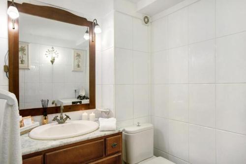 塔科龙特Casa con jardin的一间带水槽、卫生间和镜子的浴室