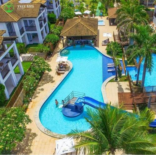 苏巴乌马Apartamento Master VIP com 3 suítes noTree Bies Resort的享有度假村游泳池的顶部景致