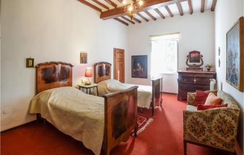 Castell’AnselmoGorgeous Apartment In Castellanselmo With Kitc,,,的一间卧室配有一张床、一把椅子和一个梳妆台