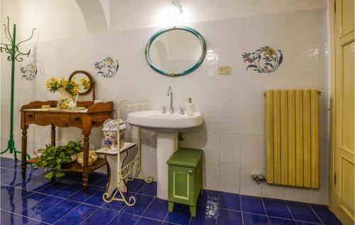 Castell’AnselmoGorgeous Apartment In Castellanselmo With Kitc,,,的一间带水槽和镜子的浴室