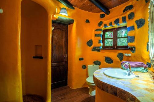 阿索马达Casa La Concha的橙色浴室设有水槽和卫生间