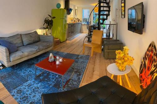 霍恩City-beach apartment nearby Amsterdam的客厅配有沙发和桌子