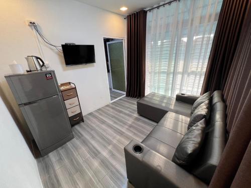 Ban Khae TaphaoNuttida resort ณัฐธิดา รีสอร์ท的带沙发和电视的客厅