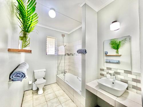 圣卢西亚St Lucia Holiday Cottage的浴室配有盥洗盆、卫生间和浴缸。