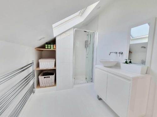 海斯廷斯West Hill Retreat Seaview Balconette Loft Apartment with Free Parking的白色的浴室设有水槽和淋浴。