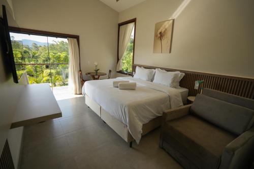 阿瓜斯迪林多亚Vida Boa Pousada的卧室配有床、椅子和窗户。