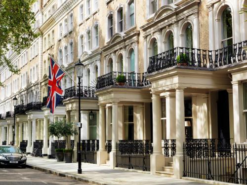 伦敦菲尔姆戴尔酒店集团骑士桥酒店的前面有英国国旗的建筑