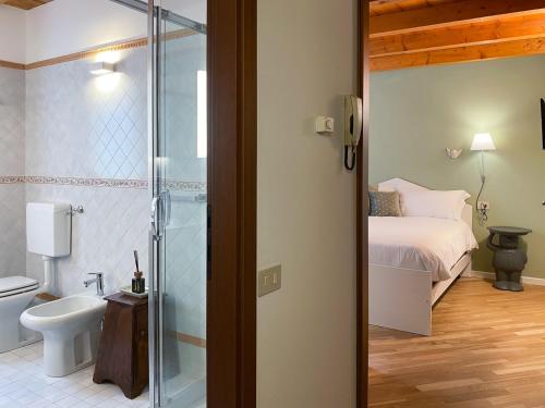 Villa dʼAllegnoMansarda Bel Panorama的带淋浴、床和卫生间的浴室