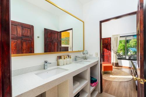 德雷克Drake Bay River View的一间带两个盥洗盆和大镜子的浴室