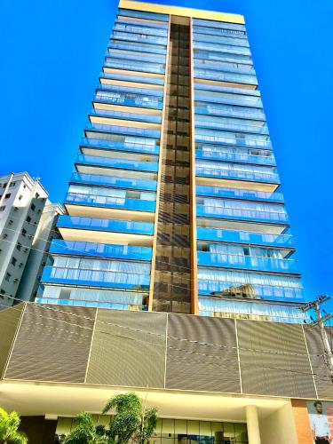 维拉维尔哈Edifício Maximus的一座高大的建筑,上面有太阳能电池板