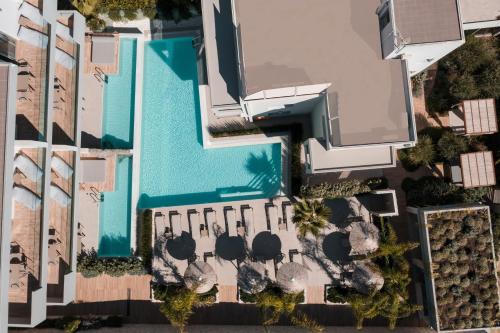阿斯格罗Sun City Luxury Apartments的大楼游泳池的顶部景色