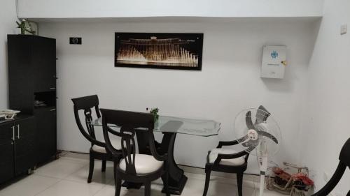 巴兰卡韦梅哈Hotel Bellagio的客房配有桌椅和风扇。