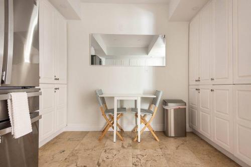 迈阿密KEY BISCAYNE BEACH VACATION #3的白色的厨房配有桌子和两把椅子