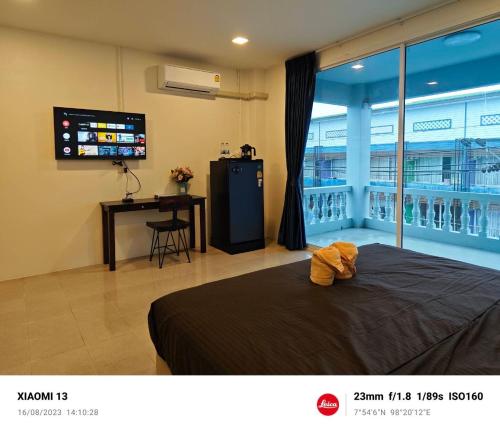 Ban Thung ThongAB House的一间卧室配有一张床、一张书桌和一台电视