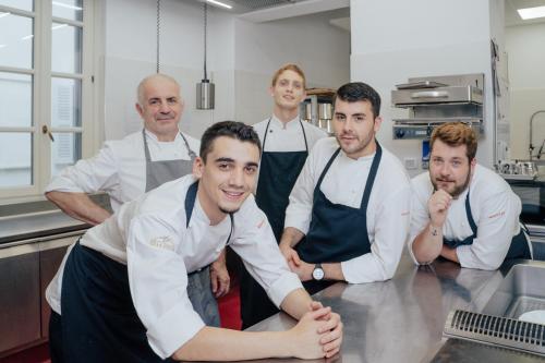 瓦尔玛德雷拉Boutique Hotel Villa Giulia的一群厨师站在厨房里