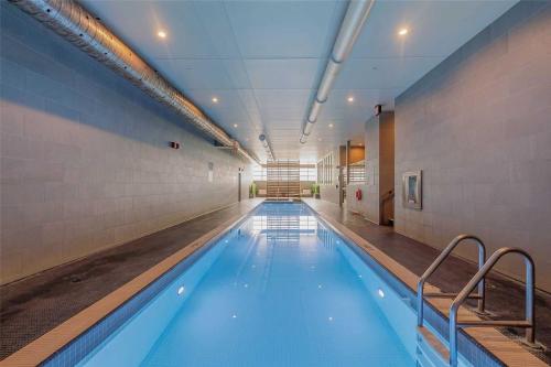 多伦多Stylish 2 Bedrooms Condo w/ awesome View & Parking的大楼内一个蓝色的大型游泳池