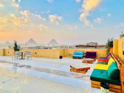 开罗Palm Pyramids View INN的从房子屋顶上可欣赏到金字塔的景色