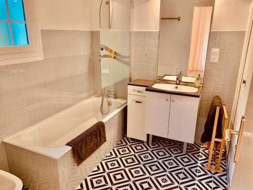 布克Parc de BUC的浴室配有白色浴缸和水槽