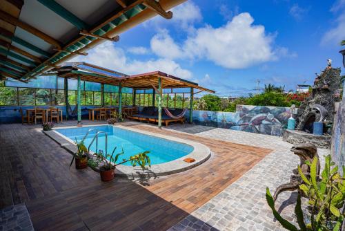 阿约拉港加拉帕戈斯佛得角阿祖尔酒店的一个带木制甲板和凉亭的游泳池