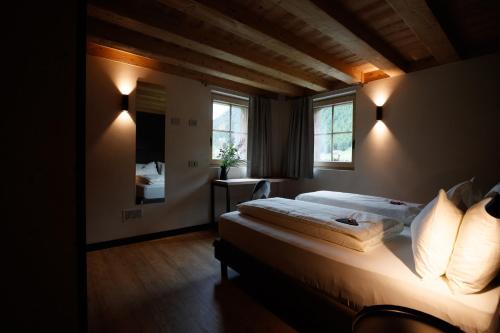利维尼奥Snow Villa Genf with Spa的卧室配有带白色枕头的大床