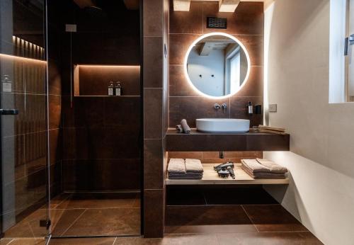 利维尼奥Snow Villa Genf with Spa的一间带水槽和淋浴的浴室
