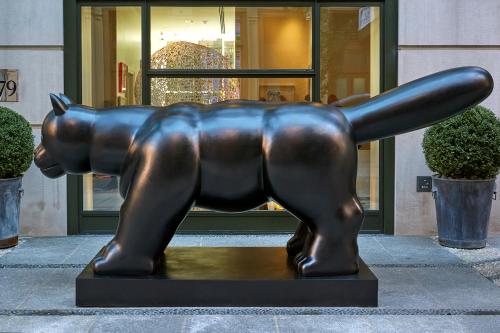 纽约克罗斯比街酒店的建筑物前的熊雕像