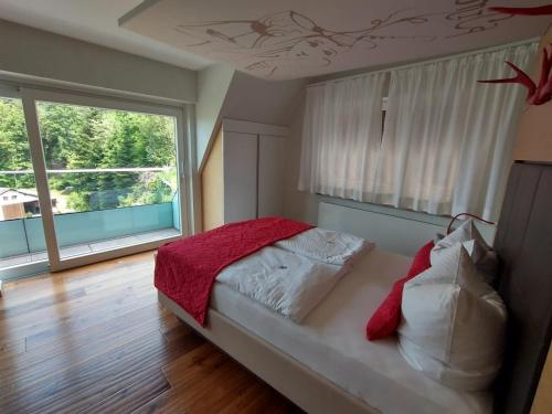 布尔雅格斯泰格酒店的一间卧室设有一张床和一个大窗户