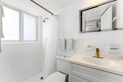 劳德代尔堡Wonderful 3br Steps To The Beach Wheated Pool的白色的浴室设有水槽和镜子