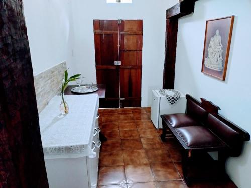 卡拉瓜塔图巴Villavera - Caragua Centro的客厅配有桌子和椅子