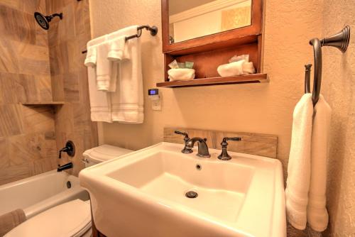 加德纳黄石国家公园入口旅舍的浴室配有盥洗盆、卫生间和毛巾。