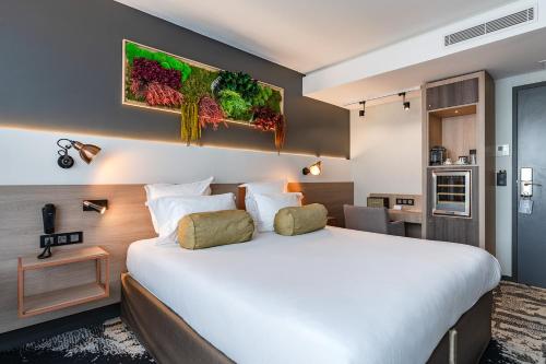 巴黎Hôtel B55的酒店客房设有一张大床和一个厨房。