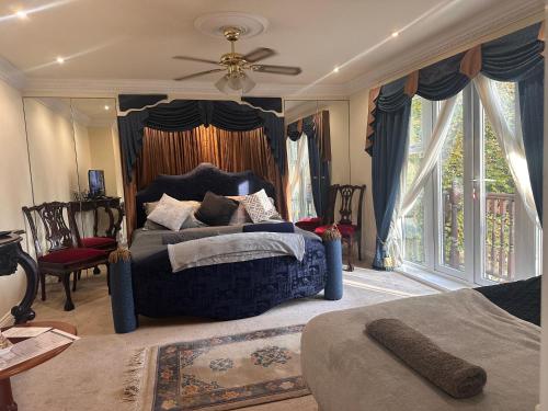 GrimsarghReemdale Manor - Fulwood Row Preston PR25RW的一间卧室配有一张蓝色的床和吊扇