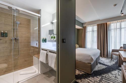 巴黎Hôtel B55的一间酒店客房 - 带一张床和一间浴室
