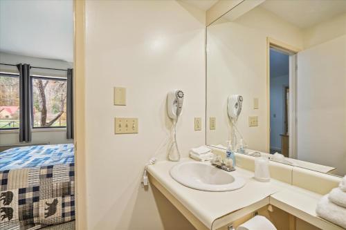 基灵顿Cedarbrook Deluxe Two Bedroom Suite with outdoor heated pool 10708的白色的浴室设有水槽和镜子