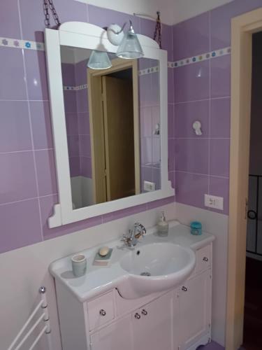 洛雷托ANGELA 13的一间带水槽和镜子的浴室