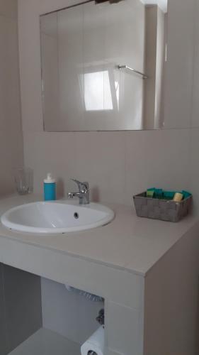 克里斯阿穆迪亚Maisonettes Athina的浴室设有白色水槽和镜子