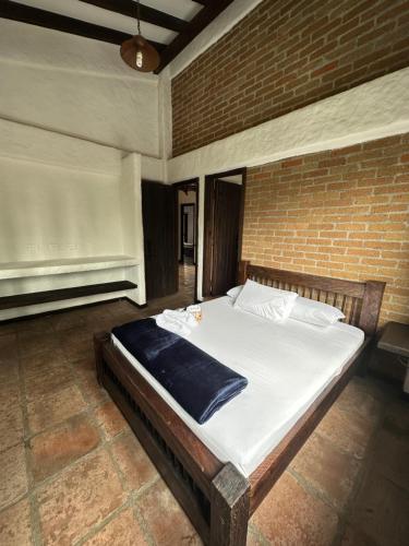 萨兰托Hotel Boutique Villa Isabel的卧室设有一张砖墙内的大床
