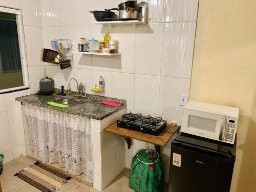 Casa Pitanga - Abraão - Ilha Grande的厨房或小厨房