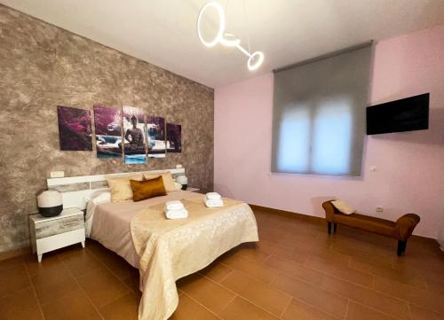 阿尔瓦雷斯Casa Rural Alvaro的一间卧室配有一张床和一台电视
