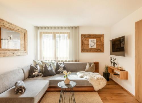 布雷根茨沃尔德地区奥Huus123的客厅配有沙发和桌子