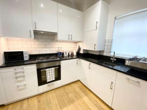 2 Bedroom Flat in Whitechapel!的厨房或小厨房