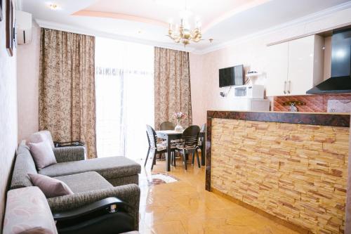 巴统Ekaterine's Apartments的客厅配有沙发和桌椅