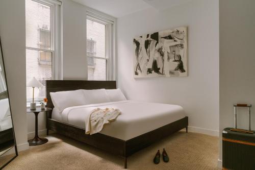 费城Sonder The Witherspoon的一间卧室配有一张带白色床单的大床