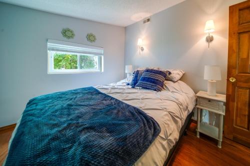 伊利Cozy Erie Vacation Rental with Patio and Seasonal Pool的一间卧室配有一张蓝色墙壁的床和一扇窗户