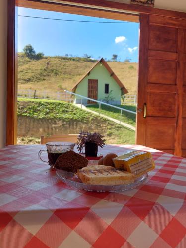 帕蒂杜阿尔费里斯Pousada e Pesque e Pague Vista Alegre的桌上的一盘食物,有一盘面包