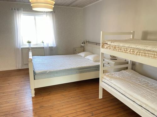 莫拉Brewer by MoraTomten的一间卧室设有两张双层床和一扇窗户。