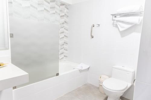 利马Hotel San Blas的白色的浴室设有卫生间和浴缸。