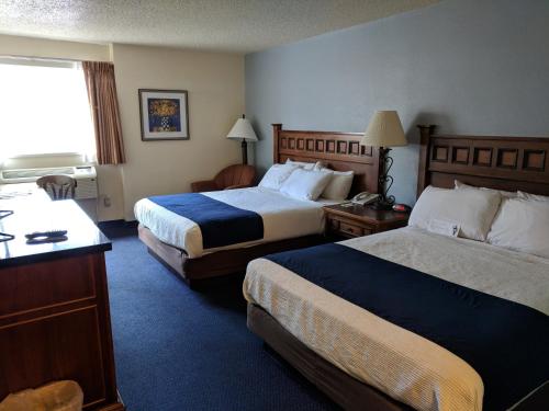 米苏拉百老汇酒店会议中心 的酒店客房设有两张床和窗户。