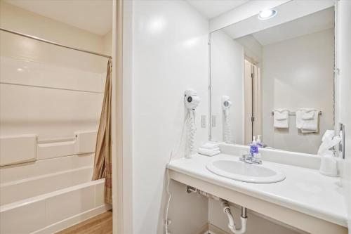 基灵顿Cedarbrook Queen Studio 107的白色的浴室设有水槽和淋浴。