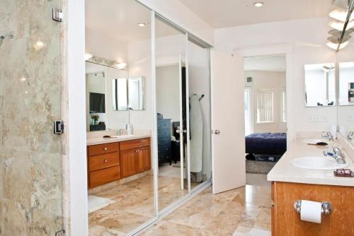旧金山HUGE Open Concept Living in Best Location的带淋浴和盥洗盆的浴室